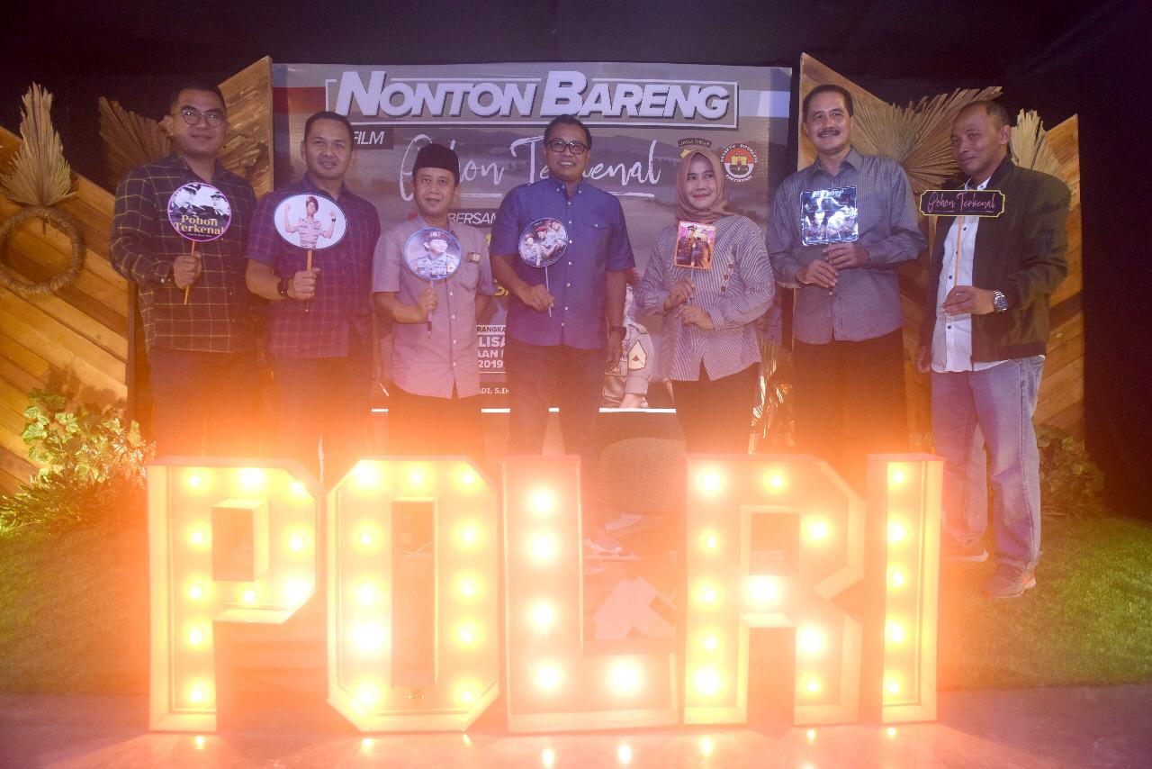 Sejumlah pejabat foto bersama saat nobar film Pohon Terkenal. (Foto: Istimewa)