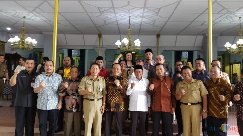 Jajaran Komisi II DPR RI berfoto bersama dengan Dirjen Kependudukan Catatan Sipil serta jajaran Pemerintah Kabupaten Malang usai melakukan kunjungan kerja di Pringgitan Pendopo Agung Kabupaten Malang (Pipit Anggraeni/MalangTIMES)