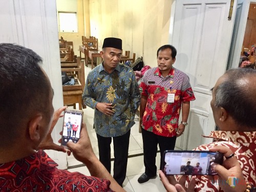Mendikbud Muhadjit Effendi saat meninjau ruang kelas yang kosong di SMKN 1 Batu, Selasa (26/3/2019). (Foto: Irsya Richa/MalangTIMES)