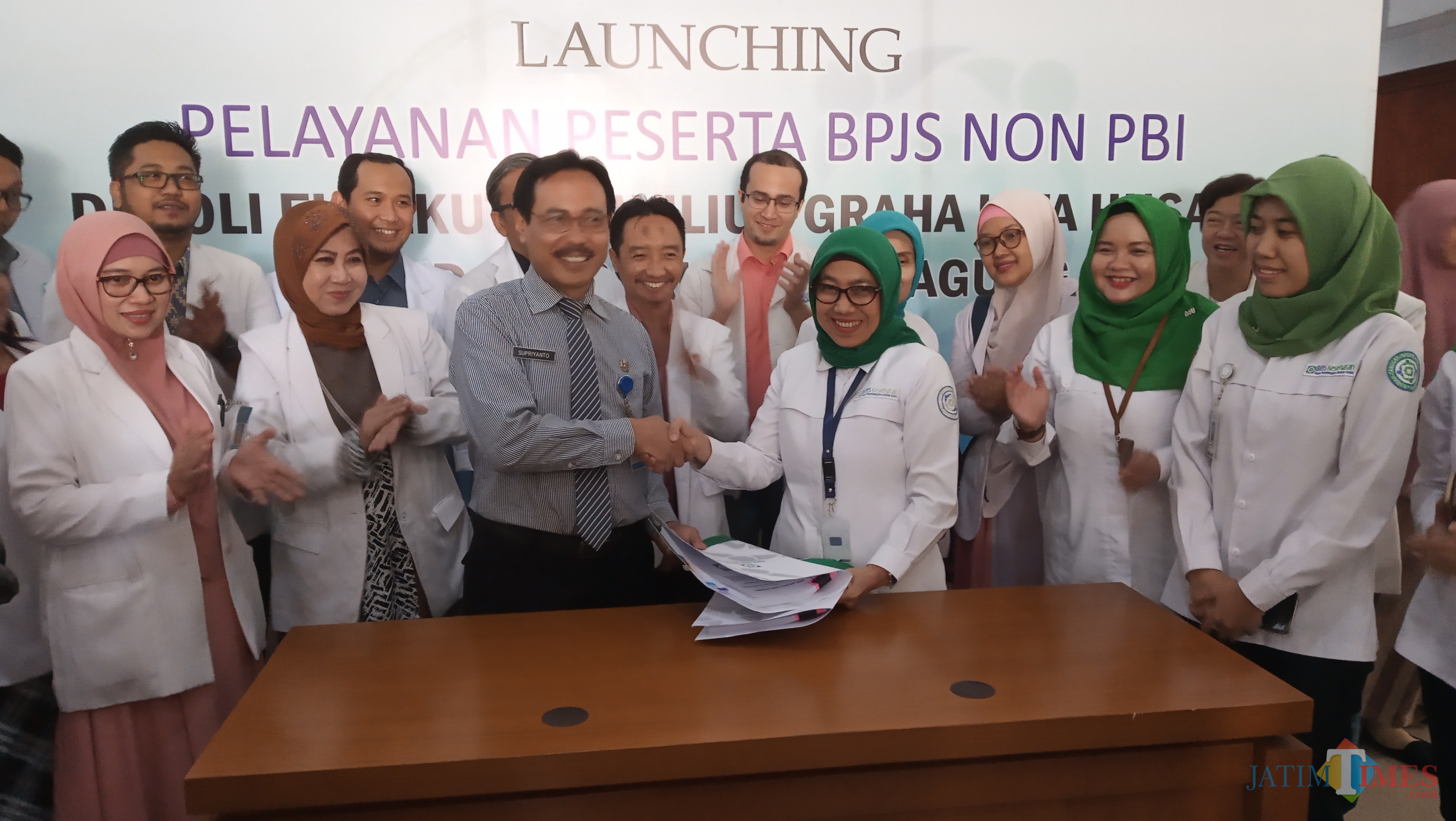 Direktur RSUD dr. Iskak, Supriyanto tunjukan MOU dengan Kepala Cabang BPJS Kesehatan Tulungagung (foto: Joko Pramono/Jatim Times)