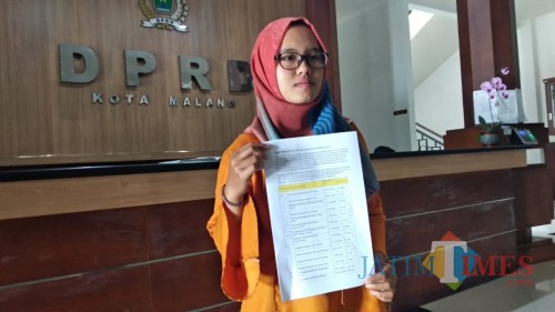 Divisi Advokasi MCW ntan Dita menunjukkan analisa terkait dugaan korupsi dalam proyek pembangunan jalan di Kota Malang. (Foto: Nurlayla Ratri/MalangTIMES)
