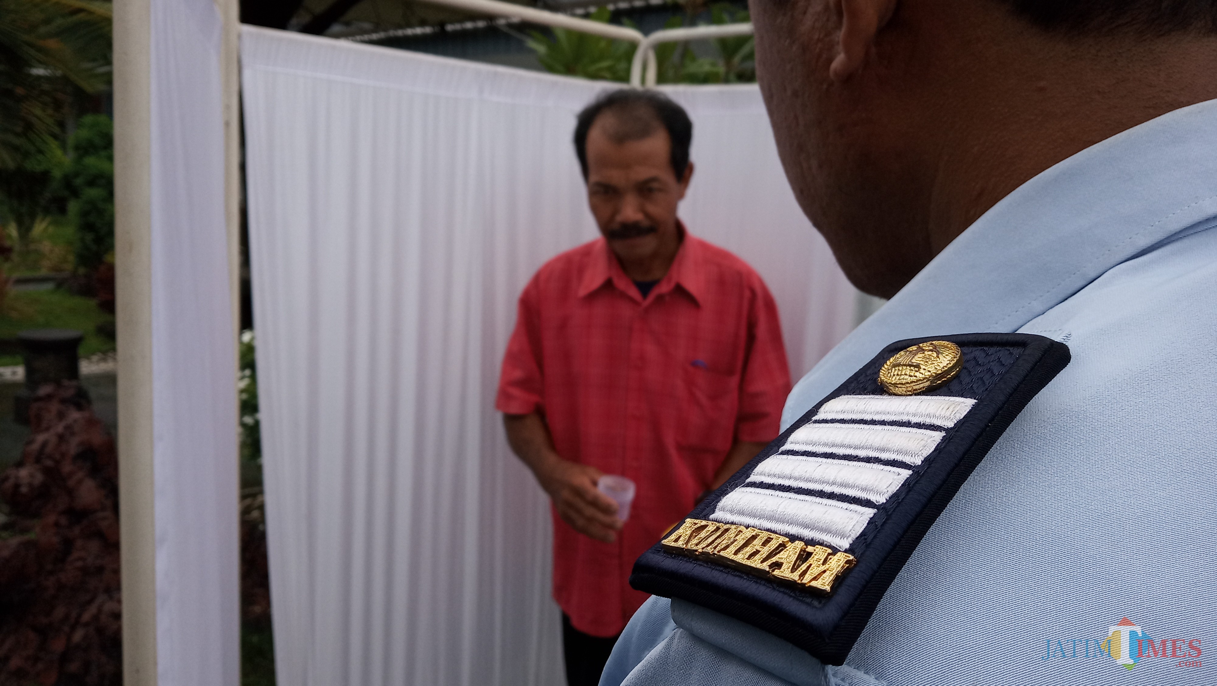 Salah satu pengunjung lapas saat dicek dahaknya untuk mengetahui tertular TB atau tidak. (foto: Joko Pramono/Jatim Times)