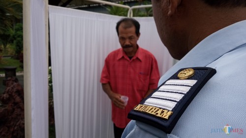 Salah satu pengunjung lapas saat dicek dahaknya untuk mengetahui tertular TB atau tidak. (foto: Joko Pramono/Jatim Times)