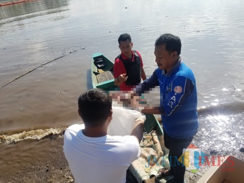 Petugas gabungan saat mengevakuasi orok bayi yang ditemukan di perairan Bendungan Sengguruh, Kecamatan Kepanjen (Foto : Polsek Kepanjen for MalangTIMES)