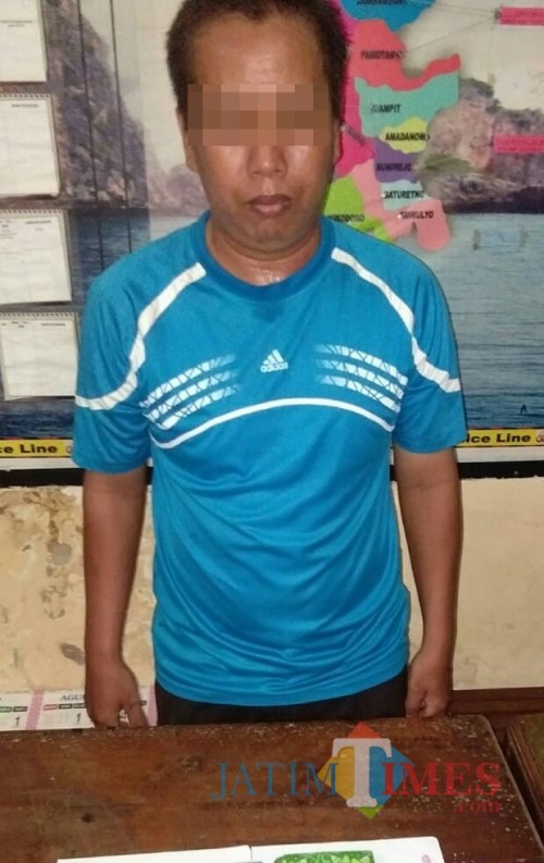 Suryono tersangka pengecer judi saat diamankan polisi, Kecamatan Dampit (Foto : Polsek Dampit for MalangTIMES)