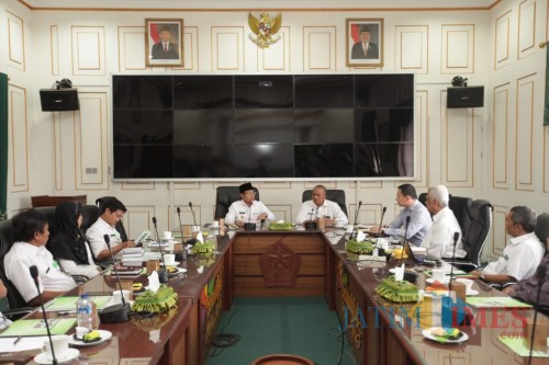 Wali Kota Malang, Setiaji (kiri) didampingi Kepala Barenlitbang Kota Malang, Erik Setyo Santoso saat mendengarkan pemaparan tim pabrikan teknologi parkir vertikal asal China (Humas Pemkot Malang for MalangTIMES)
