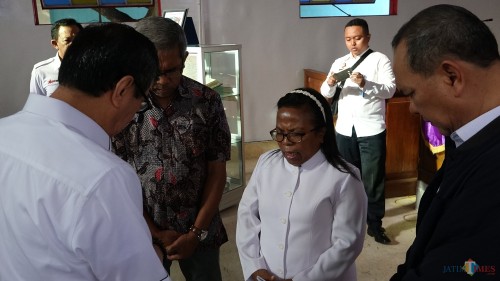 Menteri Hukum dan Ham Yasona saat berbincang dengan pendeta gereja merah (Agus Salam/Jatim TIMES)