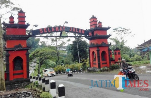 Perbatasan jalan Desa Giripurno-Kecamatan Karangploso. (Foto: Irsya Richa/ BatuTUMES)