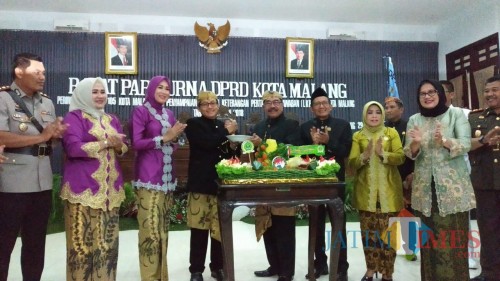 Ketua DPRD Kota Malang, Bambang Heri Susanto (kanan) menyerahkan potongan tumpeng pertama kepada Wali Kota Malang dalam perayaan HUT ke 105 Kota Malang (Pipit Anggraeni/MalangTIMES)