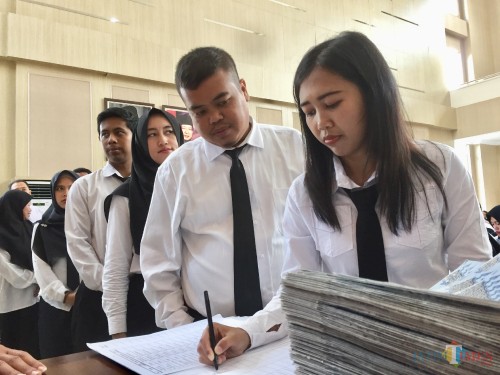 Para CPNS saat menerima Surat Keputusan di Balai Kota Batu, Jumat (29/3/2019). (Foto: Irsya Richa/MalangTIMES)
