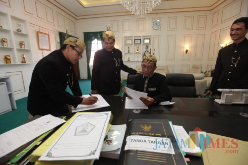 Penyerahan dan penandatangan SK Plt Direktur Utama PD RPH Kota Malang. (Foto: Humas Pemkot Malang for MalangTIMES)