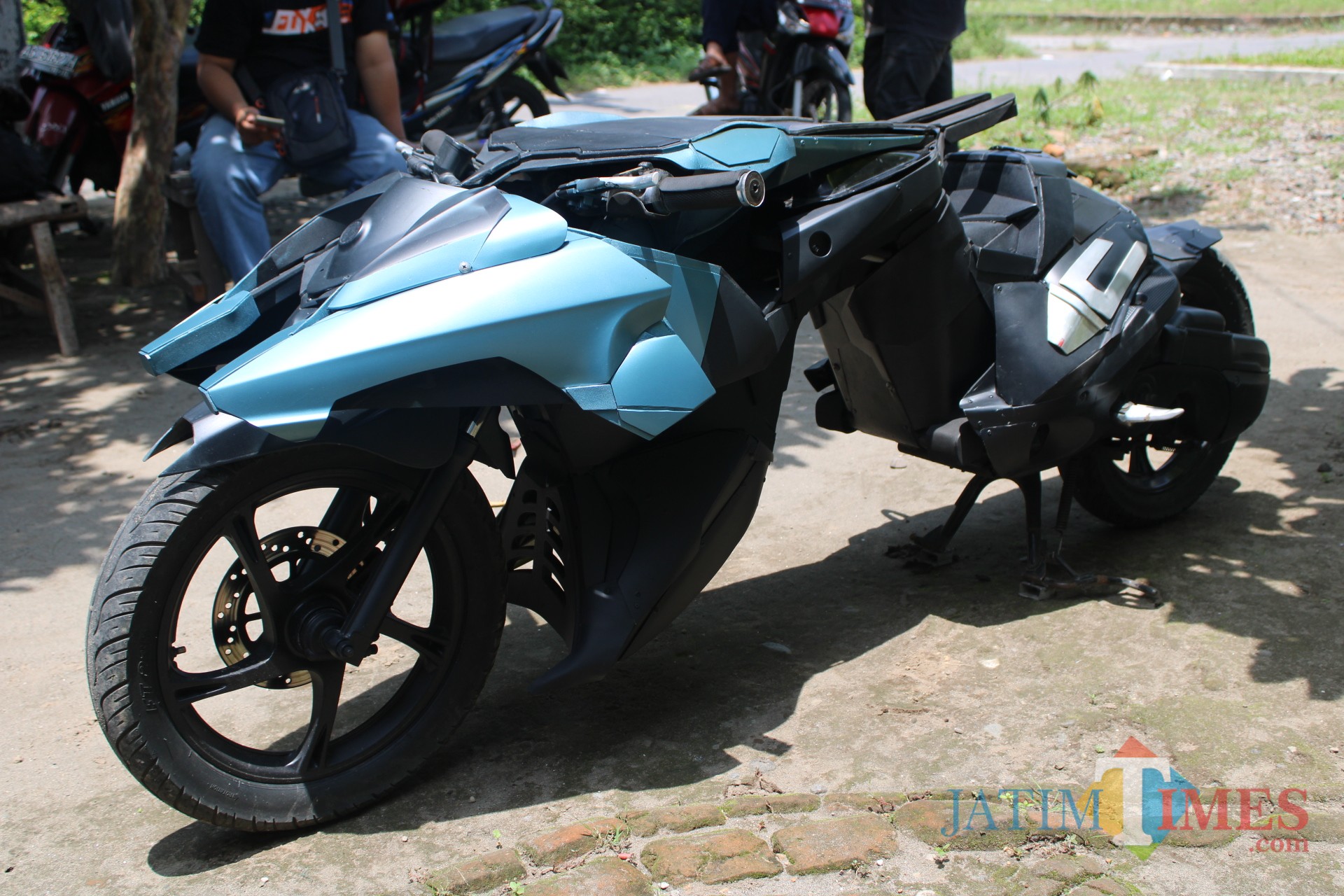 Motor batman yang diciptakan oleh Mohamad John Aris Joenaidi (33), warga Desa Badang, Kecamatan Ngoro, Kabupaten Jombang dengan dinamai motor cyber. (Foto : Adi Rosul / JombangTIMES)