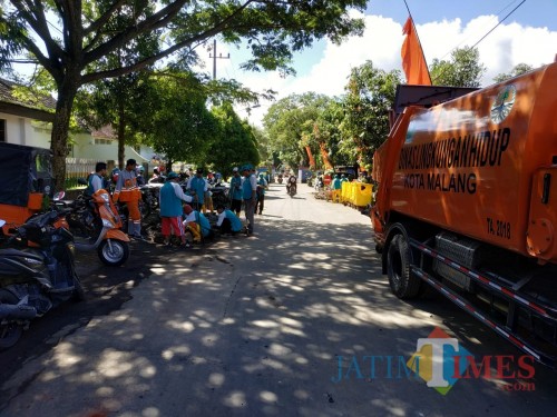 Suasana kerja bakti yang dilakukan anggota Dinas Lingkungan Hidup Kota Malang Jum'at (29/3/2019) (foto: Hendra Saputra/ MalangTIMES)