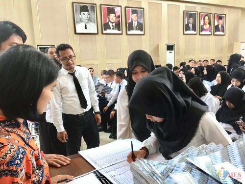 Suasana CPNS Pemkot Batu saat mengantre menerima Surat Keputusan di Graha Pancasila, Balai Kota Among Tani. (Foto: Irsya Richa/MalangTIMES)