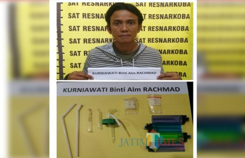 Tersangka Kurniawati beserta barang bukti sabu saat diamankan polisi. (Foto : Humas Polres Malang for MalangTIMES)