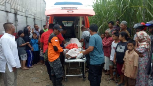 Jenazah korban yang meninggal dunia akibat kecelakaan kerja saat dievakuasi ke kamar mayat RSSA Malang menggunakan mobil ambulans. (Foto : PMI Kabupaten Malang for MalangTIMES)