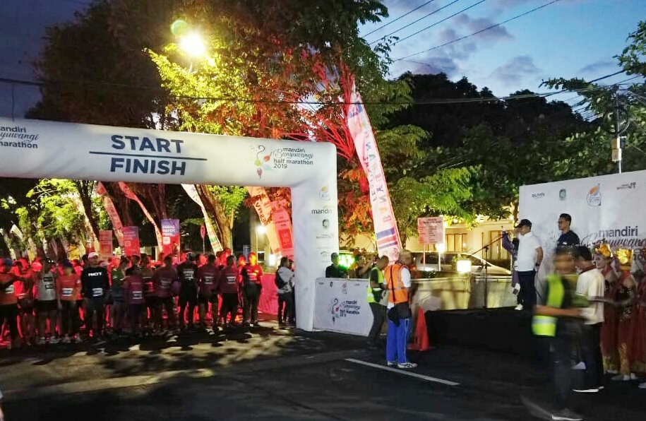Bupati Banyuwangi Abdullah Azwar Anas melepas para peserta Banyuwangi Half Marathon 2019