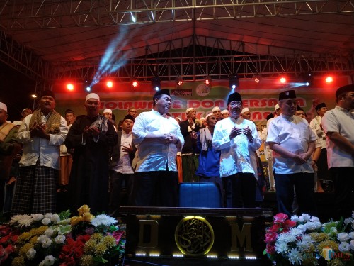 Ridwan Hisjam (3 dari kiri) ketika bersama Akbar Tanjung dalam acara majelis sholawat di depan Stasiun Kotabaru (foto: Hendra Saputra/ MalangTIMES)