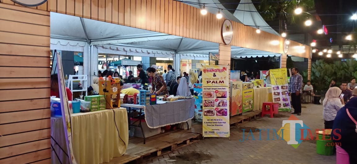 Para pengunjung saat mengunjungi pameran UMKM. (Eko Arif S /JatimTIMES)