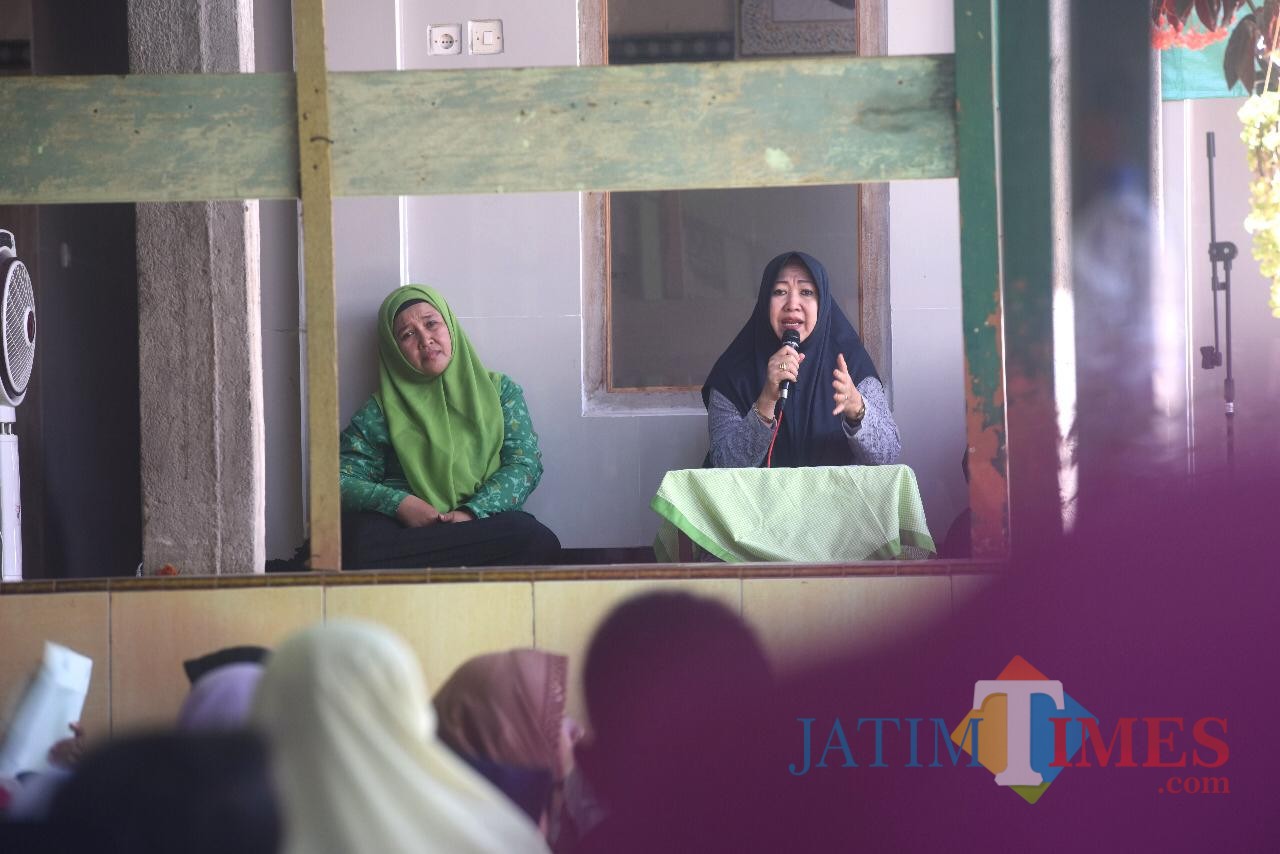 Wakil Wali Kota Kediri Lilik Muhibbah (kanan) saat memberikan tausiyah. (Eko Arif S /JatimTIMES)