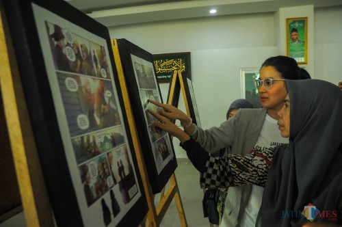 Marcella Zalianty melihat pameran cuplikan komik yang diproduserinya saat launching