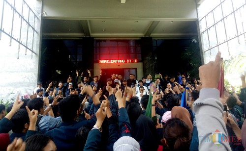 Demo di depan Rektorat UB. (Foto: Imarotul Izzah/MalangTIMES)