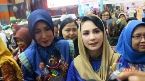 Ketua Dekranasda Jatim Arumi Emil Dardak saat diwawancara. (Foto: Igoy/MalangTIMES)