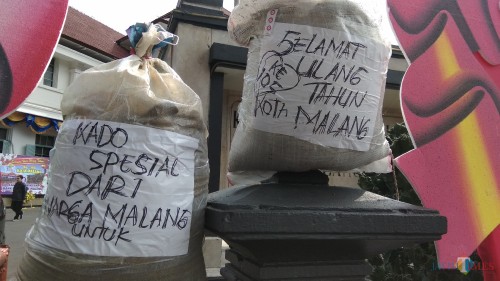 Karung-karung berisi pasir yang menjadi kado dari warga untuk HUT ke 105 Kota Malang. (Foto: Nurlayla Ratri/MalangTIMES)