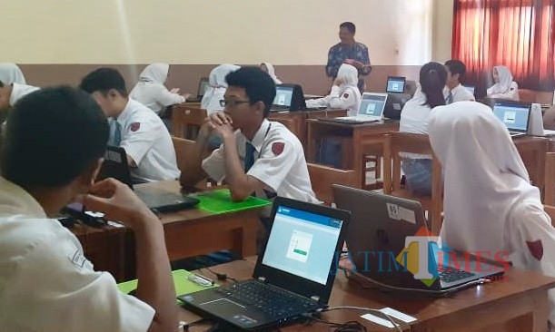 Suasana pelajar yang mengikuti ujian di SMAN 1 Batu. (Foto: Irsya Richa/MalangTIMES)