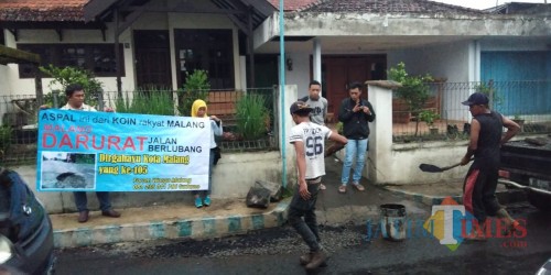 Warga yang swadaya melakukan penambalan jalan berlubang di Kota Malang dengan dana dari hasil penggalangan koin. (Foto: Nurlayla Ratri/MalangTIMES)