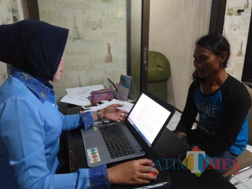 Effendi alias Pendik (kanan) tersangka kasus asusila terhadap anak dibawah umur ketika dimintai keterangan oleh penyidik UPPA Polres Malang, Kecamatan Kepanjen (Foto : Dokumen MalangTIMES)