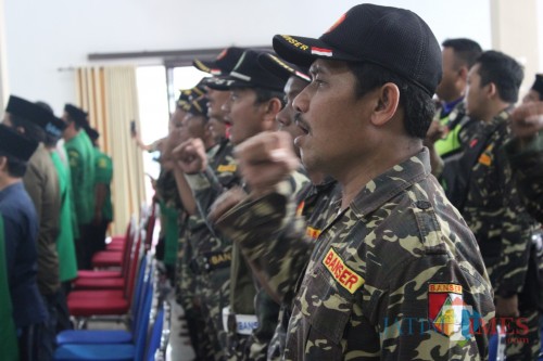 Sejumlah Banser terlihat bersemangat saat menyanyikan Syubbanul Wathan. (Foto : Adi Rosul / JombangTIMES)