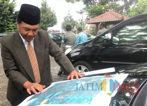 Kepala DPUBM Kabupaten Malang Romdhoni saat menunjukkan peta perencanaan pembangunan jalan dan rencana perubahan jalan (foto: Nana/ MalangTIMES)