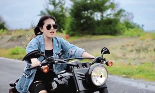Via Vallen saat mengendarai moge. (Foto: youtube Via Vallen Official)