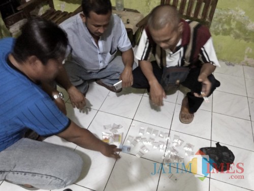 Barang bukti pil trex saat diamankan polisi. (Foto Heru Hartanto / Situbondo TIMES)