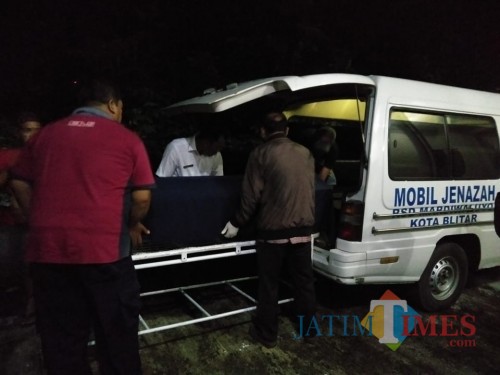 Jenazah Budi Hartanto dimasukkan ke ambulance dan dipulangkan kerumah duka di Kediri.(Foto : Team BlitarTIMES)