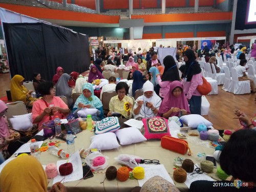 Nampak para peserta Malang Pillow Festival 2019 begitu antusia menghias bantal (foto: Anggara Sudiongko/MalangTIMES)
