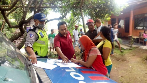 Keluarga Fudholi, korban kecelakaan maut saat membuat surat penyataan terkait penolakan visum dan penanganan dari pihak kepolisian, Kecamatan Bululawang (Foto : Pos Lantas Polsek Bululawang for MalangTIMES)