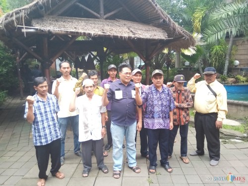 Warga Wonorejo bersama kuasa hukumnya Sumardhan (berkacamata) saat melakukan konferensi pers di Ocean Garden (3/4/2019)(Anggara Sudiongko/MalangTIMES)