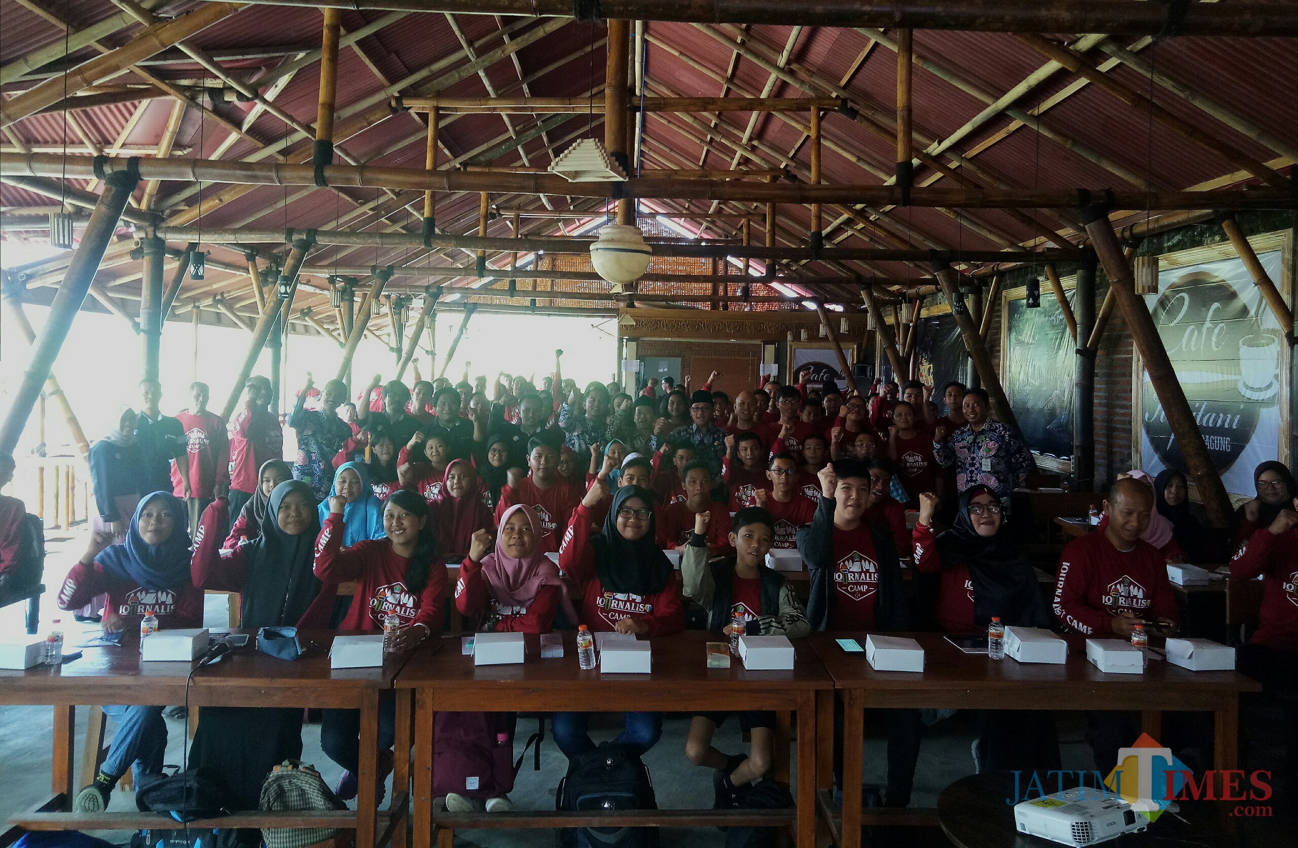Para peserta Journalist Camp 2019 berfoto bersama Wali Kota Malang Sutiaji. (Foto: Imarotul Izzah/MalangTIMES)