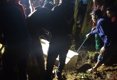 Suasana pemakaman korban mutilasi. (eko Arif s /JatimTimes)