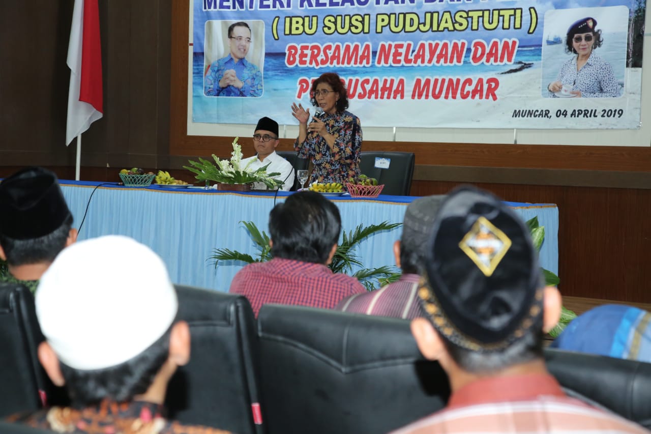 Menteri Susi saat berdialog dengan nelayan