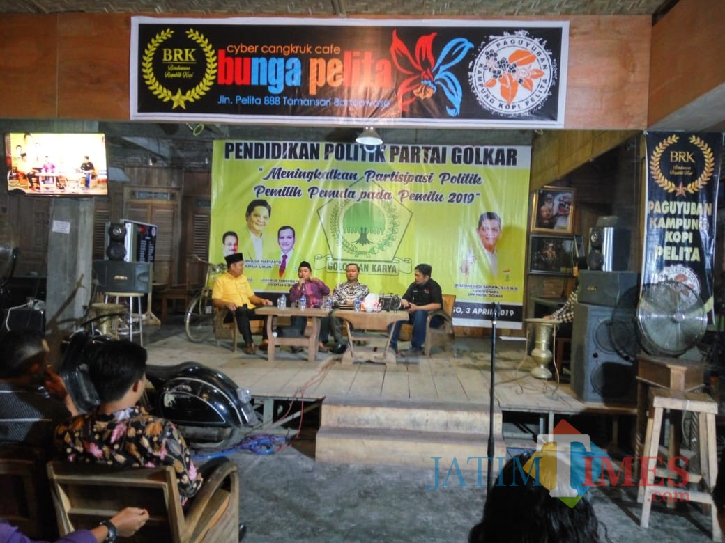 Para narasumber saat presentasi pendidikan politik di hadapan pemilih pemula, Kamis (4/4/2019) (Foto: Indra Setiawan/BondowosoTIMES)