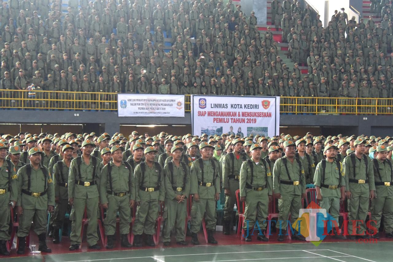 Ribuan Linmas saat mengikuti simulasi pengamanan Pemilu 2019. (eko Arif s /JatimTimes)