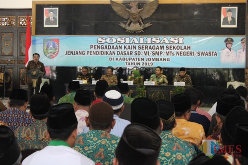 Ribuan Siswa Di Jombang Terima Kain Seragam Sekolah Gratis Tahun Ajaran Baru Jatim Times