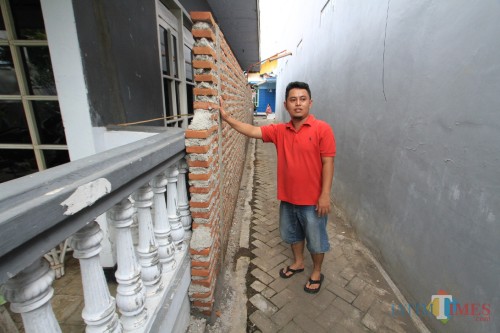 Pagar inilah yang membuat Sanali lapor polisi (Agus Salam/Jatim TIMES)