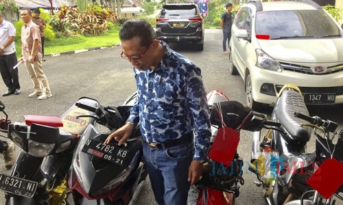 Wakil Ketua DPRD Kota Batu Hari Danah saat melihat kondisi sepeda motornya yang berhasil ditemukan oleh Polres Batu. (Foto: Irsya Richa/MalangTIMES)