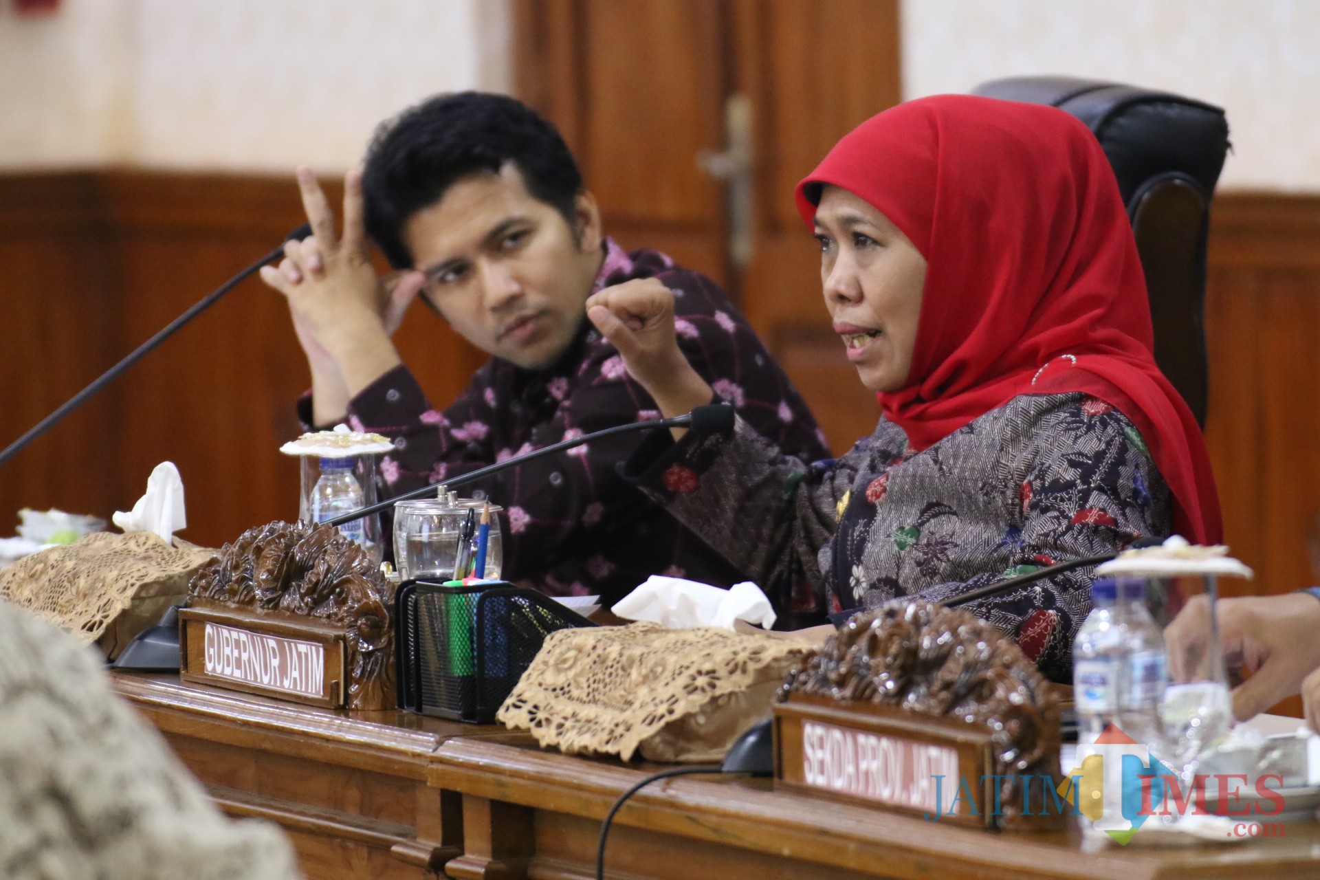 Gubernur Jatim Khofifah ketika melakukan rapat terbatas