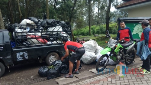 Masyarakat mengumpulkan sampah yang didapat di sekitar pondok bunder dan jalur pendakian Ijen