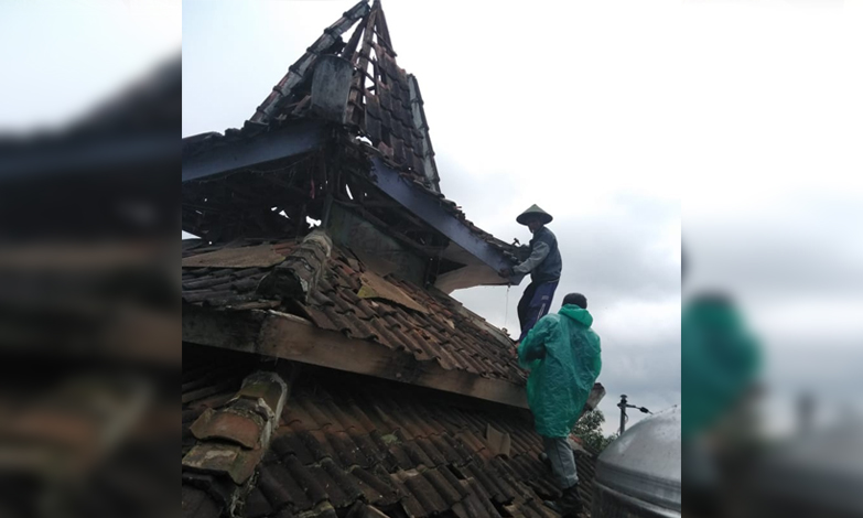 Petugas saat melakukan kerja bakti di musala yang tersambar petir di Jalan Kenanga, Desa Oro-Oro Ombo, Kecamatan Batu, Jumat (5/4/2019). (Foto: istimewa)